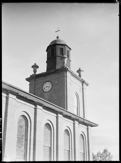 Close view of the clock tower of St. Matthews Anglican Church, Moses Street, Windsor, New South Wales, ca. 1935 [picture] / E.W. Searle