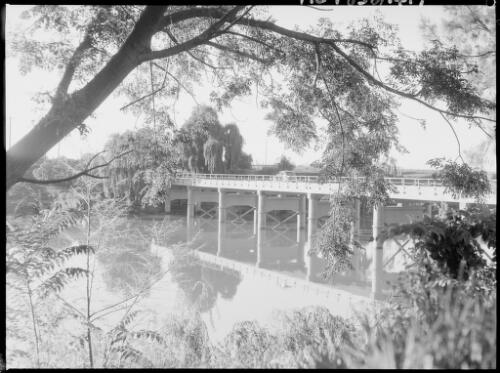 Bridge across the Hawkesbury River, Windsor, New South Wales, ca. 1935, 1 [picture] / E.W. Searle