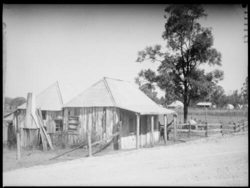 Old house, Windsor Road, near Windsor, New South Wales, ca. 1935 [picture] / E.W. Searle