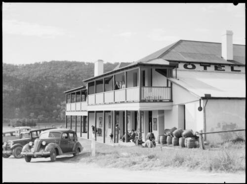 Hawkesbury Hotel, or Wisemans Inn Hotel, Wisemans Ferry, Hawkesbury River, New South Wales, ca. 1945 [picture] / E.W. Searle