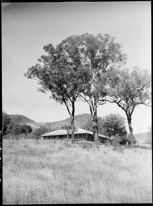 Hotel building, near Barrallier Crossing, Wollondilly River, New South Wales, ca. 1945 [picture] / E.W. Searle