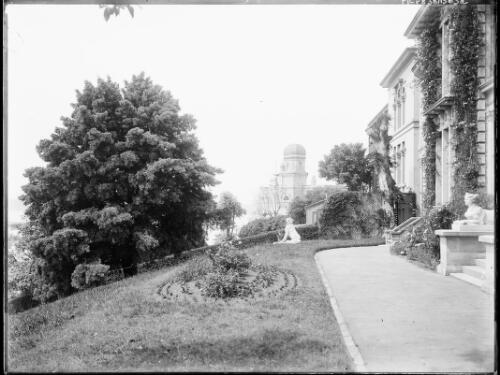 Harbour side garden of Bomera, Wylde Street, Potts Point, Sydney, ca. 1900 [picture]