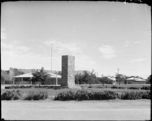 Stuart Memorial, Alice Springs, Northern Territory, 1947, 1 [picture] / E.W. Searle