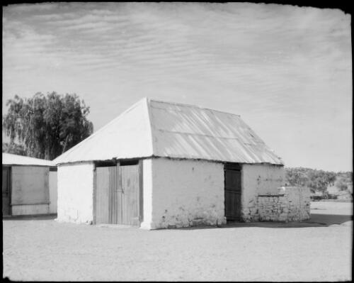 Side view of the old Telegraph Station building, Alice Springs, Northern Territory, 1947 [picture] / E.W. Searle