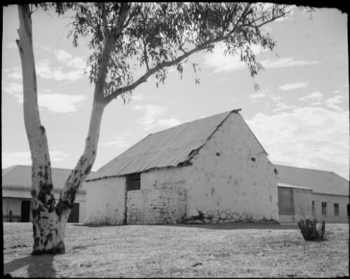 Rear view of the old Telegraph Station building, Alice Springs, Northern Territory, 1947 [picture] / E.W. Searle