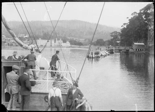 Ferry approaching wharf, Port Arthur, Tasmania, ca. 1925 [picture] / E.W. Searle