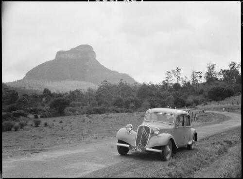 Searle's Citroen with Mount Lindsay in the background, Queensland, ca. 1949 [picture] / E.W. Searle
