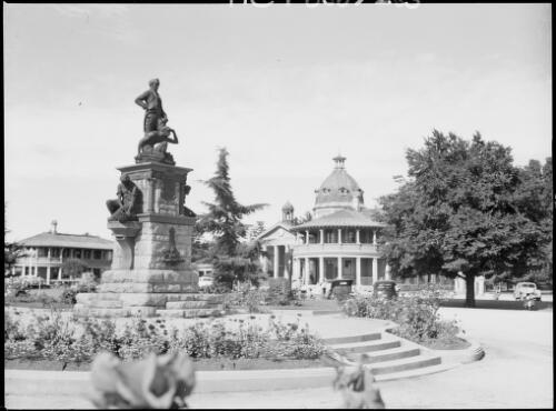 Evans Memorial, Bathurst, New South Wales, ca. 1945 [picture] / E.W. Searle