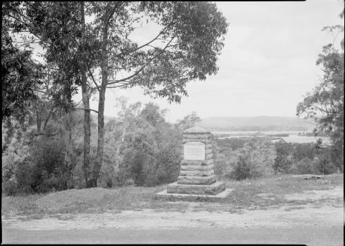 Monument to Henry Kendall, Pacific Highway, Gosford, New South Wales, ca. 1935 [picture] / E.W. Searle