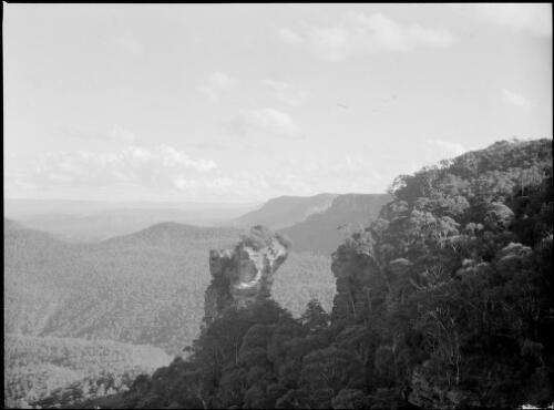 Orphan Rock, Katoomba, Blue Mountains, New South Wales, ca. 1935, 2 [picture] / E.W. Searle