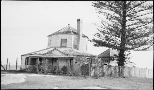 Old Customs House, La Perouse, Botany Bay, New South Wales, ca. 1935, 7 [picture] / E.W. Searle