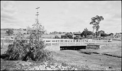 Turn off for Narellan, Camden and Menangle, near Campbelltown, New South Wales, ca. 1935, 2 [picture] / E.W. Searle