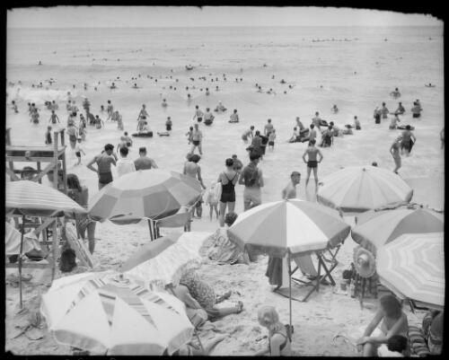 People on the beach, Manly, New South Wales, ca. 1939 [picture] / E.W. Searle