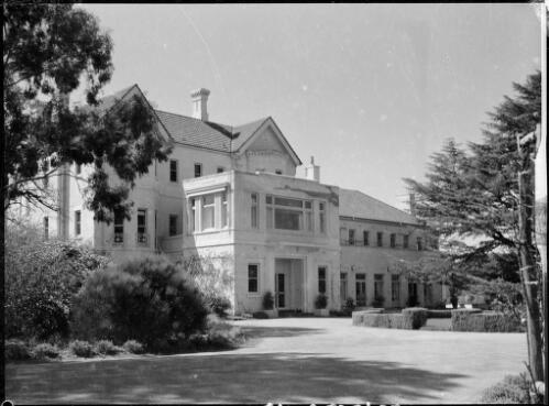 Rear view of the Governor-General's residence, Yarralumla, Canberra, ca. 1949, 2 [picture] / E.W. Searle
