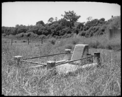 Wayside grave of Elinor Magee and two children, Parramatta, New South Wales, ca. 1935 [picture] / E.W. Searle