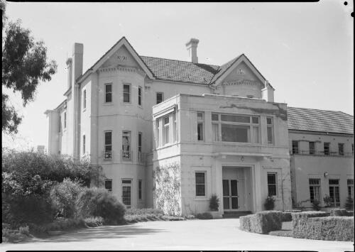 Close rear view  of the Governor-General's residence, Yarralumla, Canberra, ca. 1949, 2 [picture] / E.W. Searle
