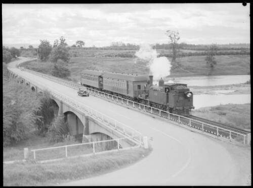 Car and steam train crossing Richmond Bridge, Hawkesbury River, New South Wales, ca. 1945, 1 [picture] / E.W. Searle