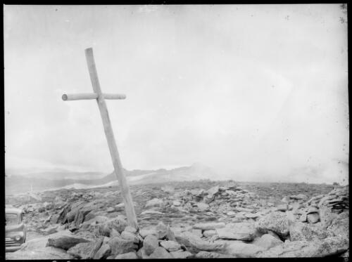 Wooden cross at the summit of Mount Kosciuscko [i.e. Kosciuszko], New South Wales, ca. 1949 [picture] / E.W. Searle
