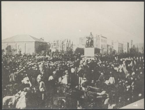Crowd around Burke and Wills monument, Melbourne ca. 1890s [picture]