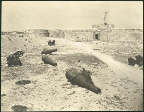 Dismantled guns, Aboukir Bay, northern Egypt, ca. 1915 [picture]