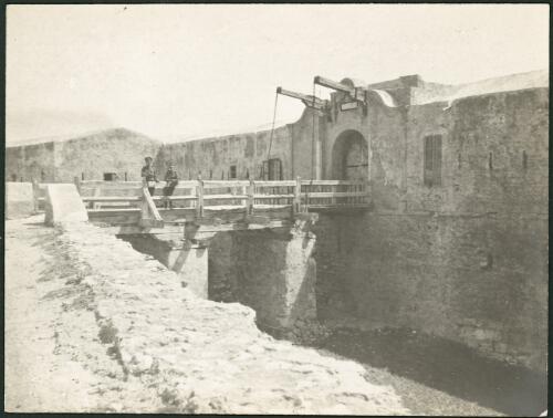 Fort draw bridge, Aboukir Bay, northern Egypt, ca. 1915 [picture]
