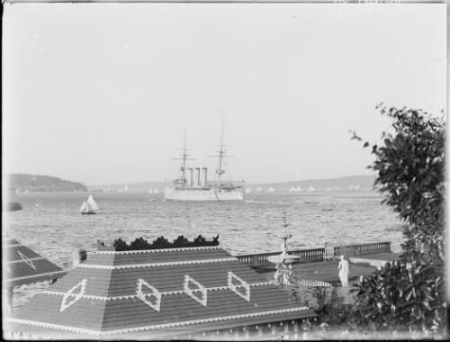Large ship moored off Garden Island with the front buildings of Clopee and Bomera in the foreground, Wylde Street, Potts Point, Sydney Harbour, ca. 1910, 2 [picture]