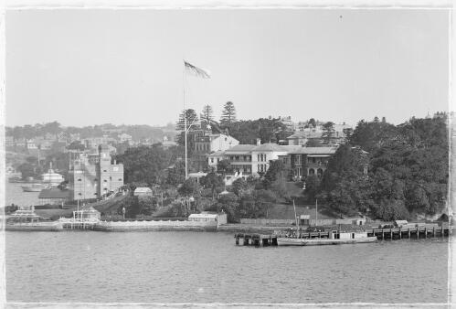 Harbourside mansions, including Agincourt, Clopee, Tarana and Bomera, Potts Point, Sydney Harbour, ca. 1910 [picture]