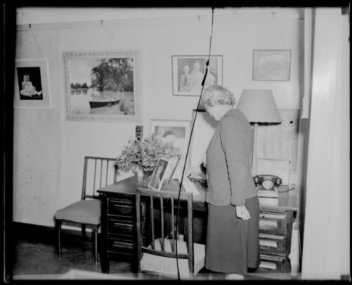 Mrs Searle in the front room of E.W. Searle's photographic studio, Grace Brothers Store, Grose Street, Broadway, Sydney, ca. 1948, 2 [picture] / E.W. Searle