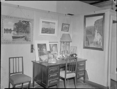 Front room of E.W. Searle's photographic studio, Grace Brothers Store, Grose Street, Broadway, Sydney, ca. 1948, 5 [picture] / E.W. Searle
