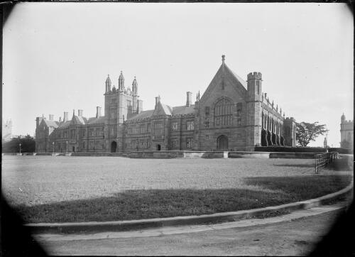 Quadrangle, University of Sydney, Camperdown, Sydney, ca. 1935, 1 [picture] / E.W. Searle