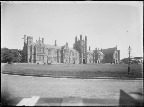 Quadrangle, University of Sydney, Camperdown, Sydney, ca. 1935, 2 [picture] / E.W. Searle