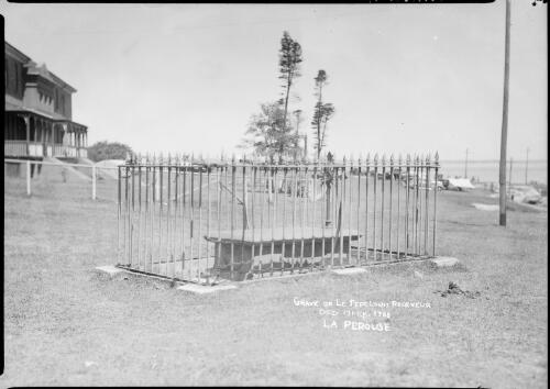 Grave of le Pere Louis Receveur, a French priest, La Perouse, Botany Bay, New South Wales, ca. 1935 [picture] / E.W. Searle