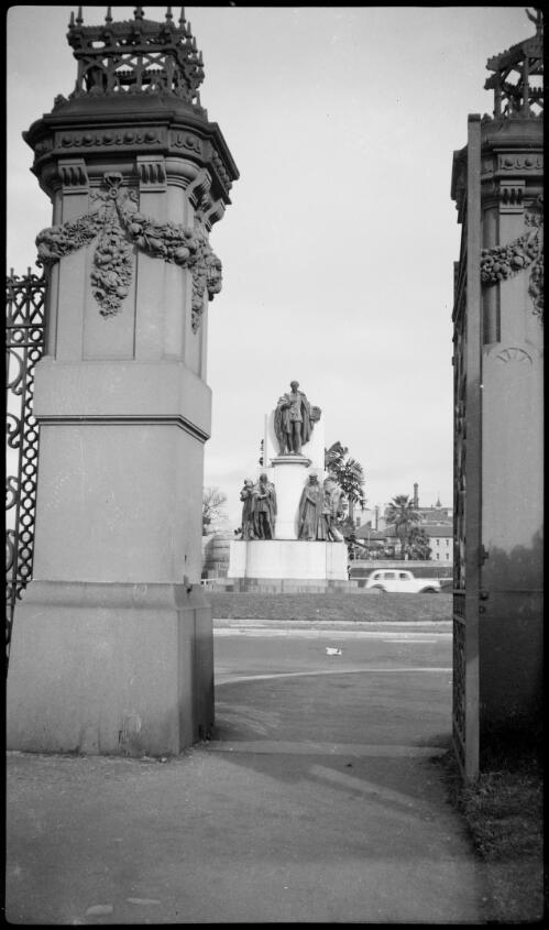 Shakespeare statue, Royal Botanic Gardens, Sydney, ca. 1935, 3 [picture] / E.W. Searle