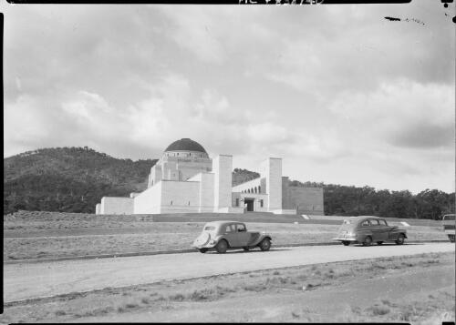 Exterior view of the Australian War Memorial with Citroen Traction Avant and another car, Canberra, ca. 1949 [picture] / E.W. Searle