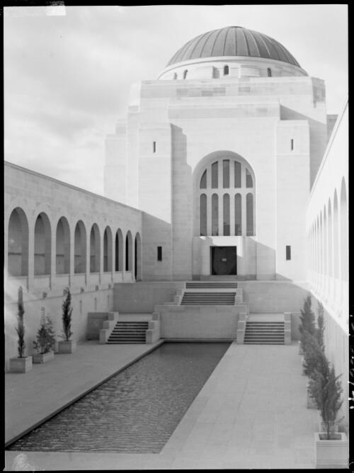 Commemorative Courtyard with Pool of Reflection, left side cloisters and the Hall of Memory, Australian War Memorial, Canberra ca. 1949 [picture] / E.W. Searle