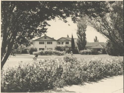 South side of the Hotel Canberra with roses, Commonwealth Avenue, Canberra, ca. 1949 [picture] / E.W. Searle