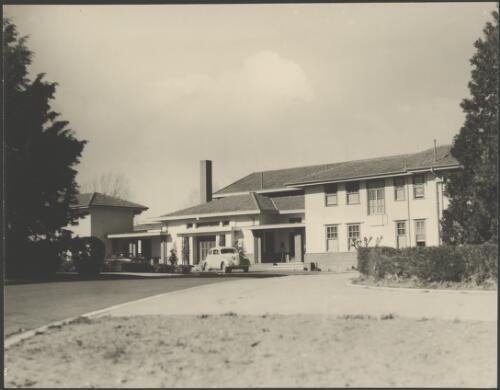 Front entrance of the Hotel Kurrajong, National Circuit, Canberra, ca. 1949 [picture] / E.W. Searle