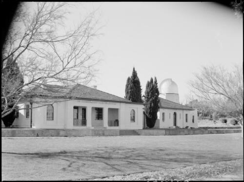 Commonwealth Solar Observatory Building, Mount Stromlo, Canberra, ca. 1949 [picture] / E.W. Searle