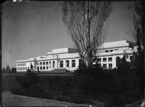 Old Parliament House with plants in the foreground, Canberra, ca. 1949 [picture] / E.W. Searle