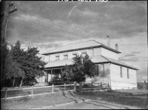 Two storey house, Goulburn, New South Wales, ca. 1935, 2 [picture] / E.W. Searle
