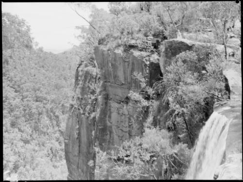 Waterfall, Katoomba, Blue Mountains, New South Wales, ca. 1935, 1 [picture] / E.W. Searle