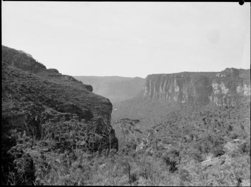 Jamison Valley, Katoomba, Blue Mountains, New South Wales, ca. 1935, 1 [picture] / E.W. Searle