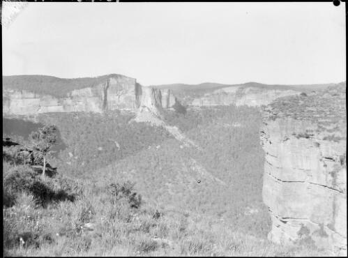 Land slip, Katoomba, Blue Mountains, New South Wales, ca. 1935, 2 [picture] / E.W. Searle