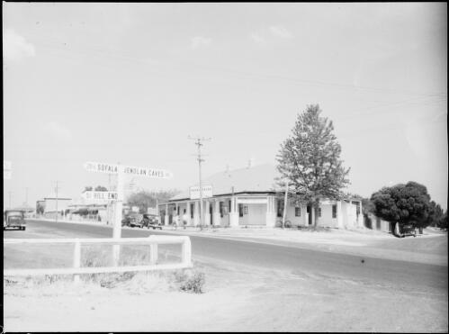 Road sign and Hotel Kelso, Kelso, New South Wales, ca. 1935 [picture] / E.W. Searle