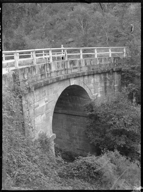 Lennox Bridge, Mitchell Pass, Lapstone Hill, New South Wales, ca. 1935 [picture] / E.W. Searle
