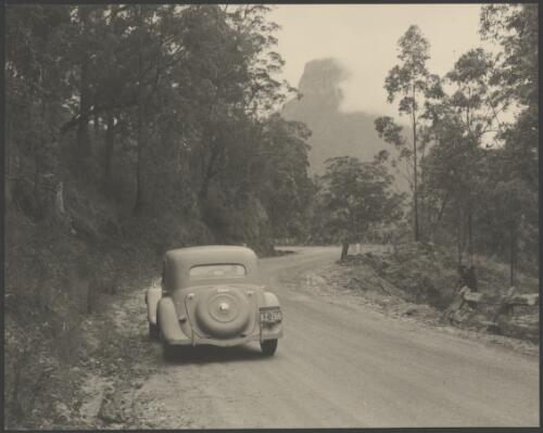 E.W. Searle's Citroen with Mount Lindesay in the distance, Queensland, ca. 1949 [picture] / E.W. Searle
