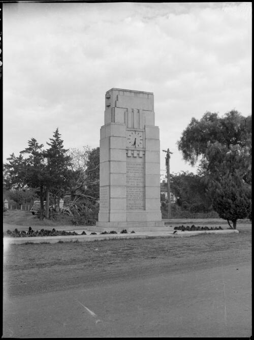 Blaxland, Evans and Cox Memorial, Emu Plains, New South Wales, ca. 1945 [picture] / E.W. Searle