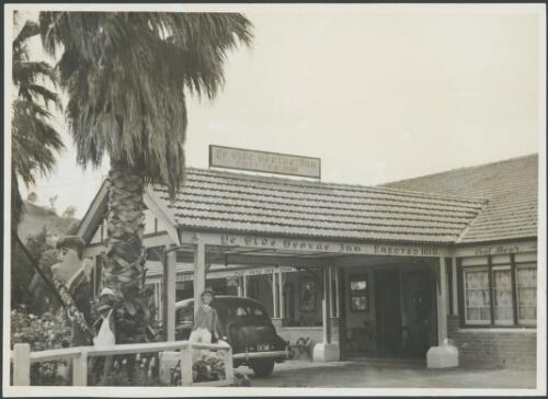 Ye Olde George Inn, Picton, New South Wales, ca. 1945 [picture] / E.W. Searle
