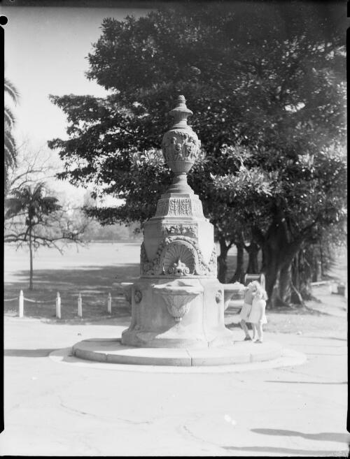 Drinking fountain at main entrance, Royal Botanic Gardens, Sydney, ca. 1935 [picture] / E.W. Searle