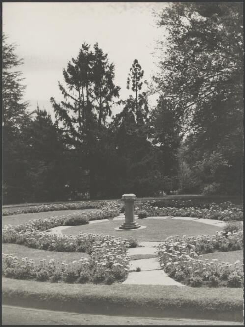 Short plinth in formal setting, Royal Botanic Gardens, Sydney, ca. 1945 [picture] / E.W. Searle